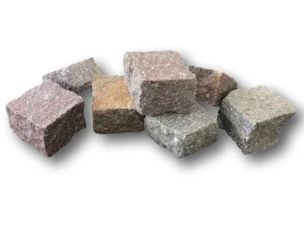 Pavimento in pietra naturale Cubetti in porfido, sanpietrini, bolognini e selciati colore misto, misura da 6 a 8 cm circa.