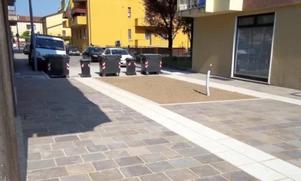 Natural mixed-colour porphyry paving tiles with split edges, thin thickness 1 to 3 cm, width 25 cm, random lengths.