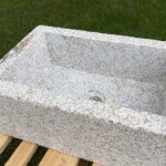 Lavandino-fioriera in granito CHIARO bocciardato rettangolare 60cm x 40cm.
