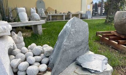 &ldquo;BLACK SLATE&rdquo; decorative natural stone monoliths/standing stones/slabs. Weight 50 to 300 kg.