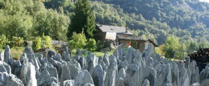 &ldquo;ARDESIA-SERPENTINO&rdquo; decorative natural stone monoliths/standing stones. Weight 80 to 400 kg.