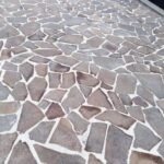 Pavimento in pietra naturale "Porfido mosaico colore grigio-marrone, spessore 1-3 cm"