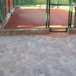 Pavimento in pietra naturale "Piastrelle in porfido colore misto coste a spacco", spessore da 3 a 6 cm, larghezza 10 cm, lunghezza a correre.