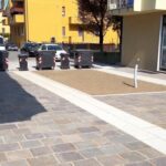 Pavimento in pietra naturale "Piastrelle in porfido colore misto coste a spacco", spessore sottile da 1 a 3 cm, larghezza 25 cm, lunghezza a correre.