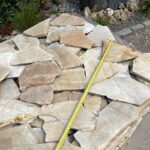 Pavimento-rivestimento in pietra naturale "Quarzite di Barge del Piemonte colore giallo, lastrame mosaico sottile da 1 a 2cm"