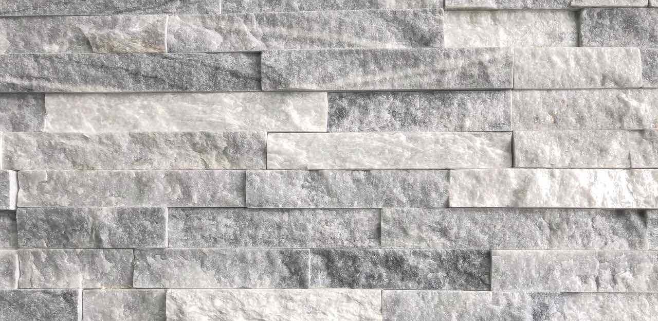 pn-RQUGH-rivestimento-in-pietra-quarzite-ghiaccio-grigio-bianco-brillante-prezzo-costo-scaglie Rivestimento in pietra "QUARZITE GHIACCIO" - immagine 1