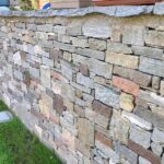 Rivestimento in pietra "MURO A SECCO" con masselli di pietra naturale.